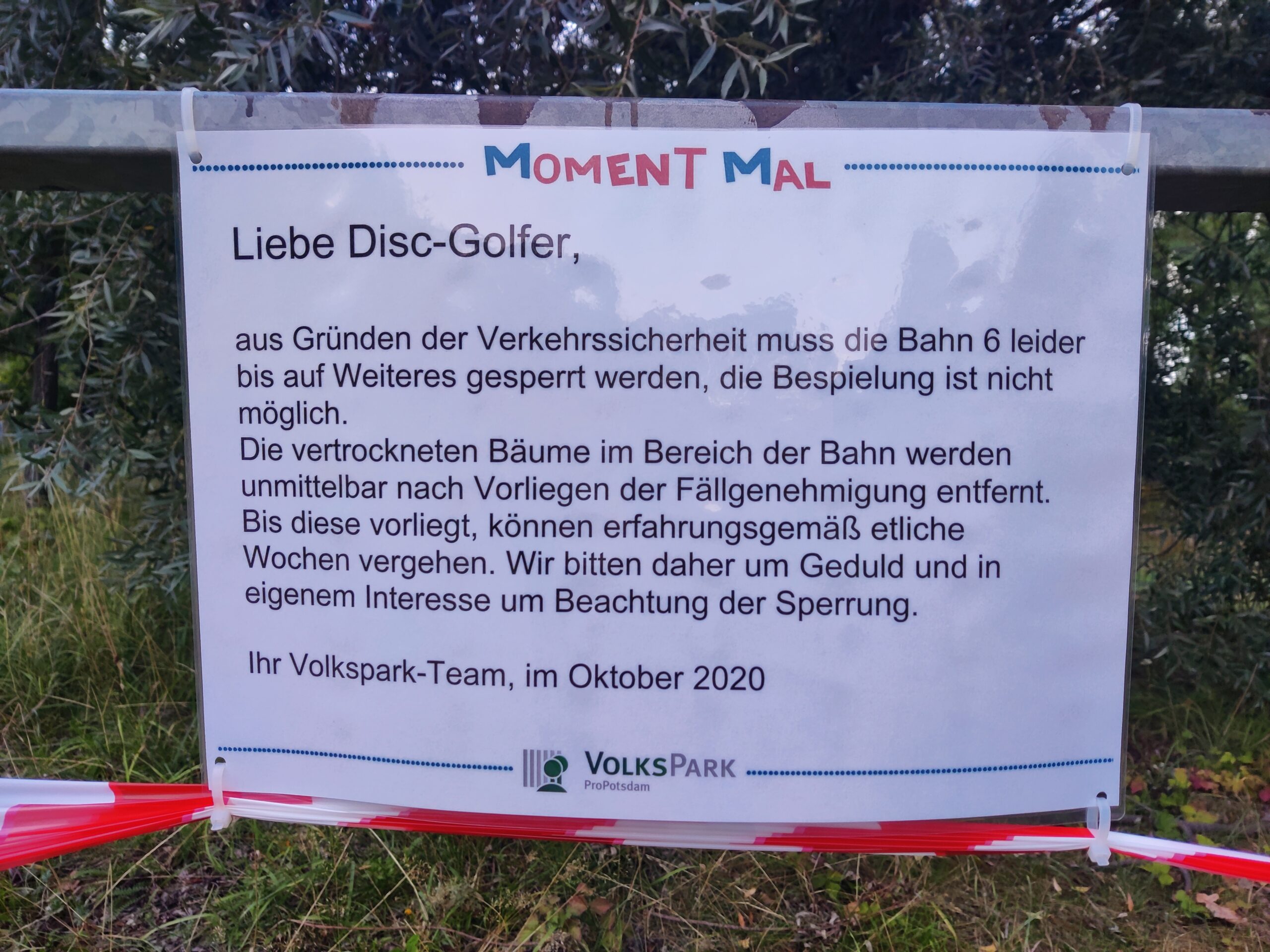 „Moment mal“-Schild des Volksparks